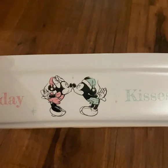 Disney Mickey and Minnie holiday kisses large baking pan